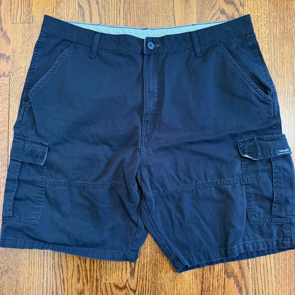 Wrangler Men's Cargo Utility Style Black Shorts Size 40